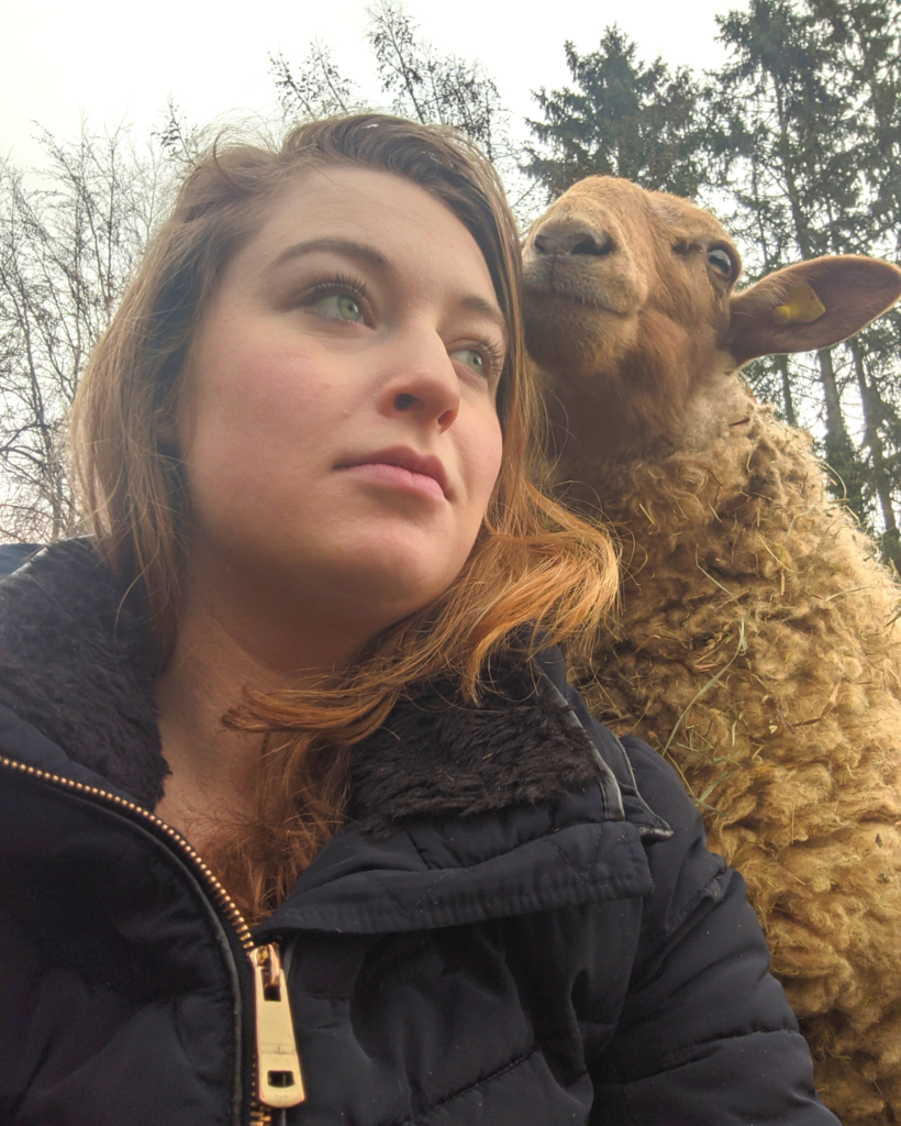 Vanessa ist auf einem kleinen Bauernhof groß geworden und liebt Tiere.