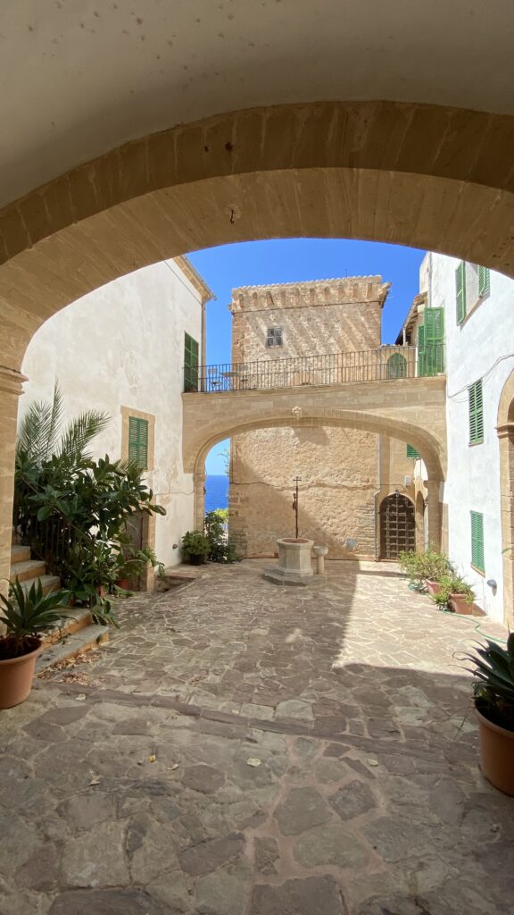 Traumhafte Innenhöfe und eigene Brunnen, keine Seltenheit bei mallorquinischen Fincas.